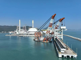 華潤(rùn)海豐卸船機(jī)順利吊裝，助力粵港澳大灣區(qū)能源供應(yīng)